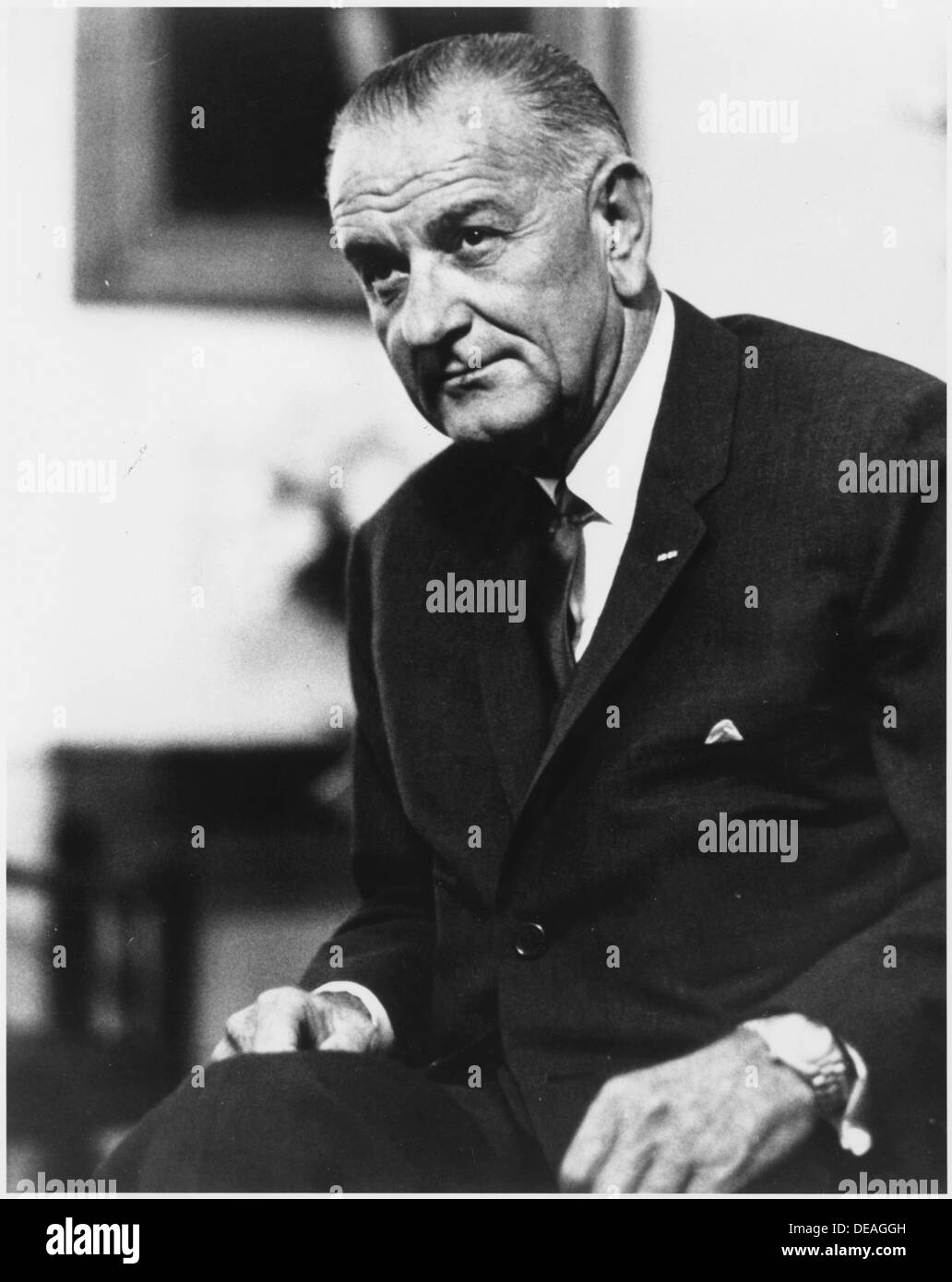 Dieses Bild zeigt Lyndon B. Johnson, sitzend und fotografiert von der Hüfte nach oben, einen Moment der Amtszeit des 36. Präsidenten. Stockfoto