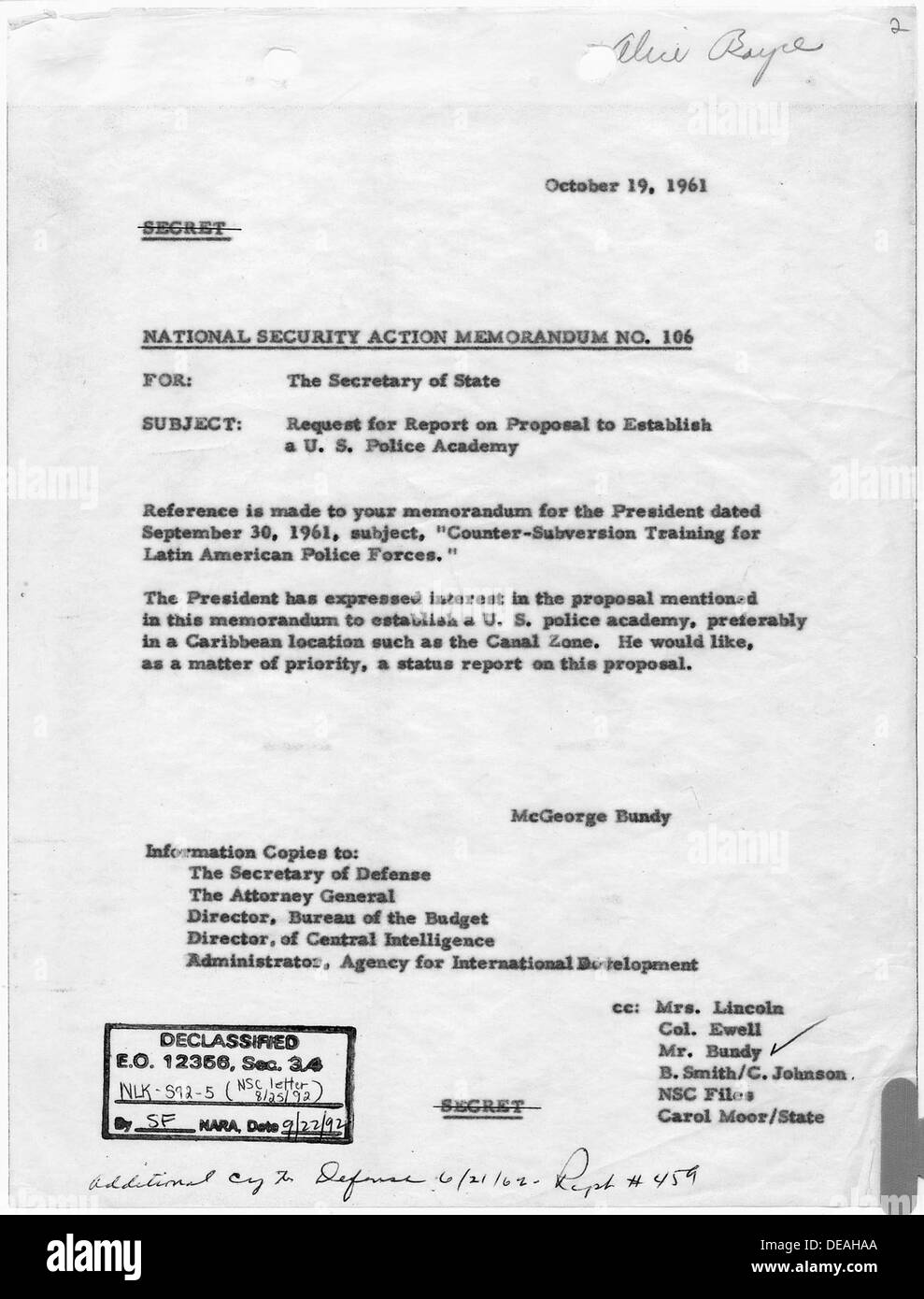 In dem Memorandum Nr. 106 wird ein Antrag auf Vorlage eines Berichts über den Vorschlag zur Einrichtung einer US-Polizeiakademie mit Schwerpunkt auf den Auswirkungen auf die nationale Sicherheit und die Ausbildung von Strafverfolgungsbehörden gestellt. Stockfoto
