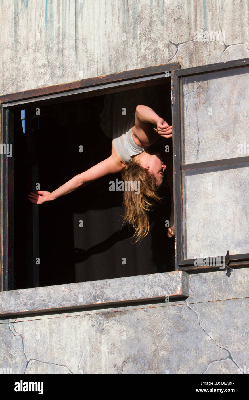 Dort Festival - Great Yarmouth, UK. Künstlerin aus dem Zirkus-Theater-Unternehmen handeln gekippt Produktionen während der Leistung des Konzerns Fragile an der jährlichen International Festival of Circus und Street arts Stockfoto