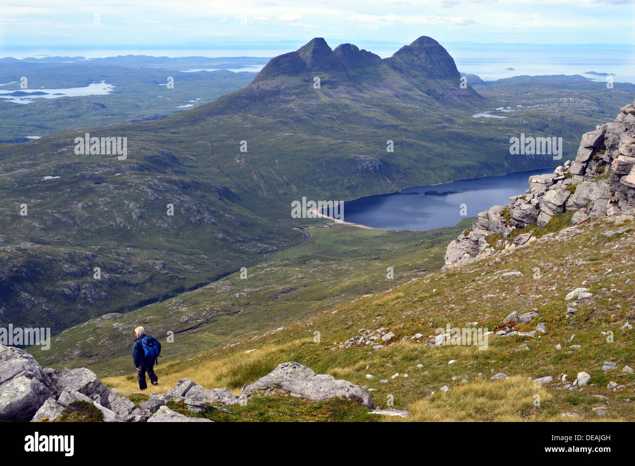 Einsamen Hügel Walker Position nach unten die schottischen Berg Canisp (ein Corbett) mit Sulivan (eine Graham) im Hintergrund. Stockfoto