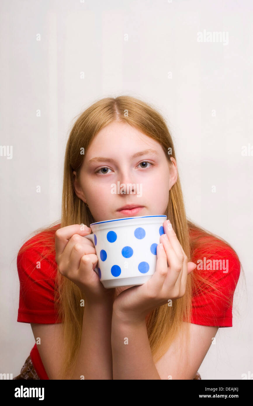 Mädchen, 17 Jahre, mit Tee Haferl Stockfoto