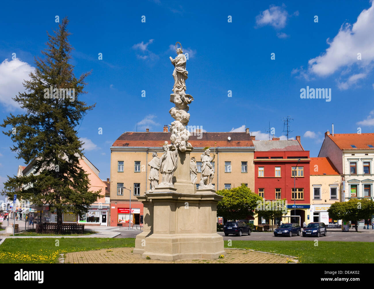 Säule mit einer Statue der Jungfrau Maria, Masaryk-Platz, Hodonin, Hodonin District, Region Süd-Mähren, Tschechische Republik, Europa Stockfoto