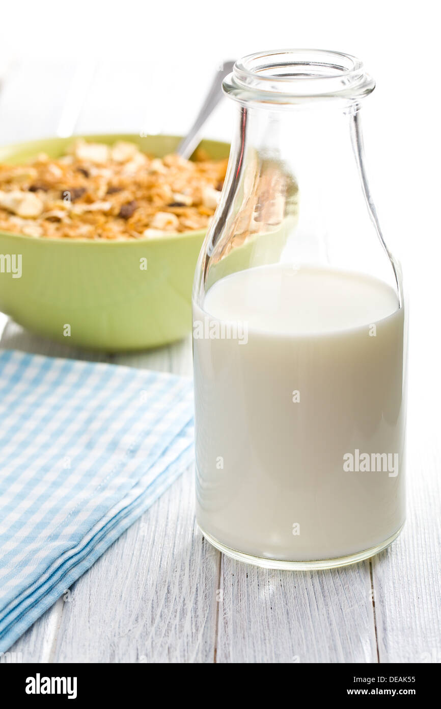 Milch im Glas auf Küchentisch Stockfoto