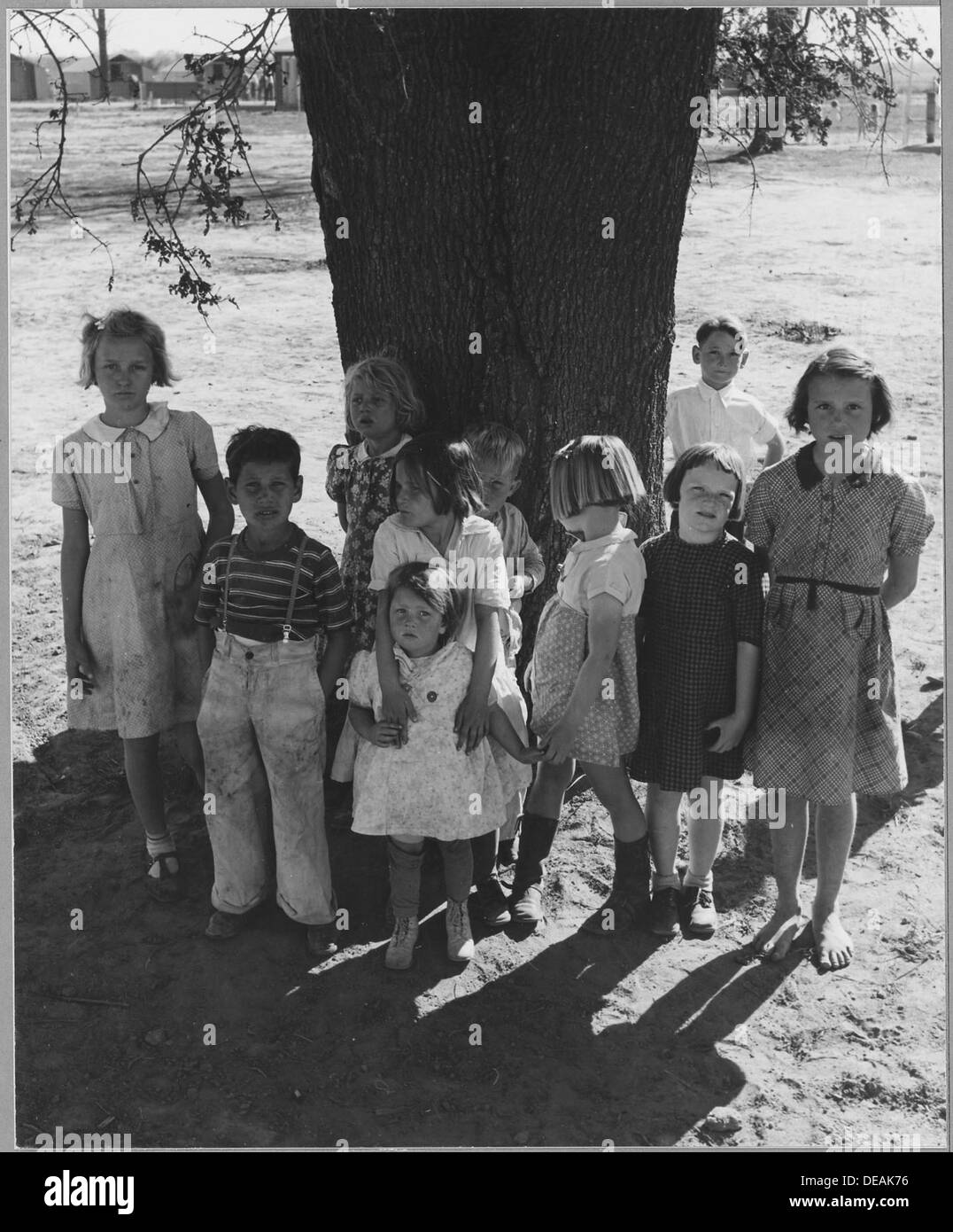 Kinder von Wanderarbeitern im Gebiet von Yuba City sind Teil einer Gemeinde mit erheblichen landwirtschaftlichen Arbeitskräften, die oft unter Bedingungen leben, die an die Saisonarbeit ihrer Familien gebunden sind. Stockfoto