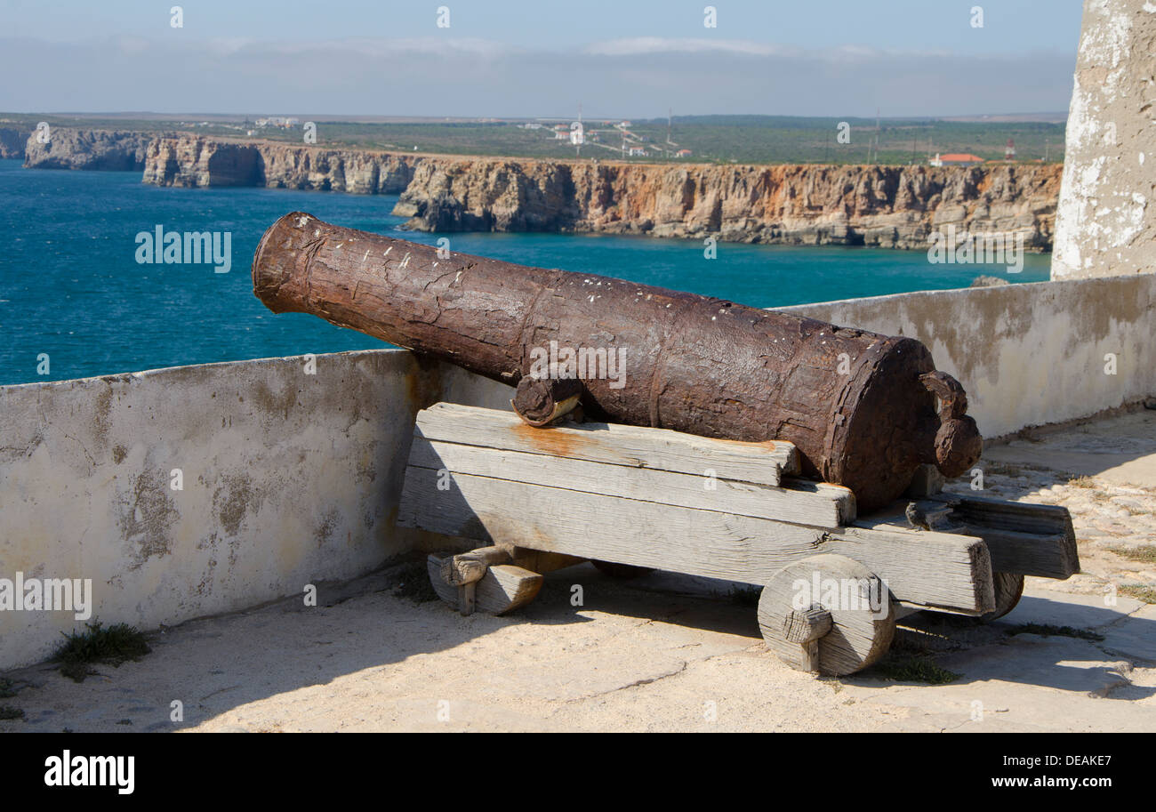 Antike Bronze-Kanone im Inneren der Festung in Vila do Bispo, Region Sagres, Algarve, Portugal. Stockfoto