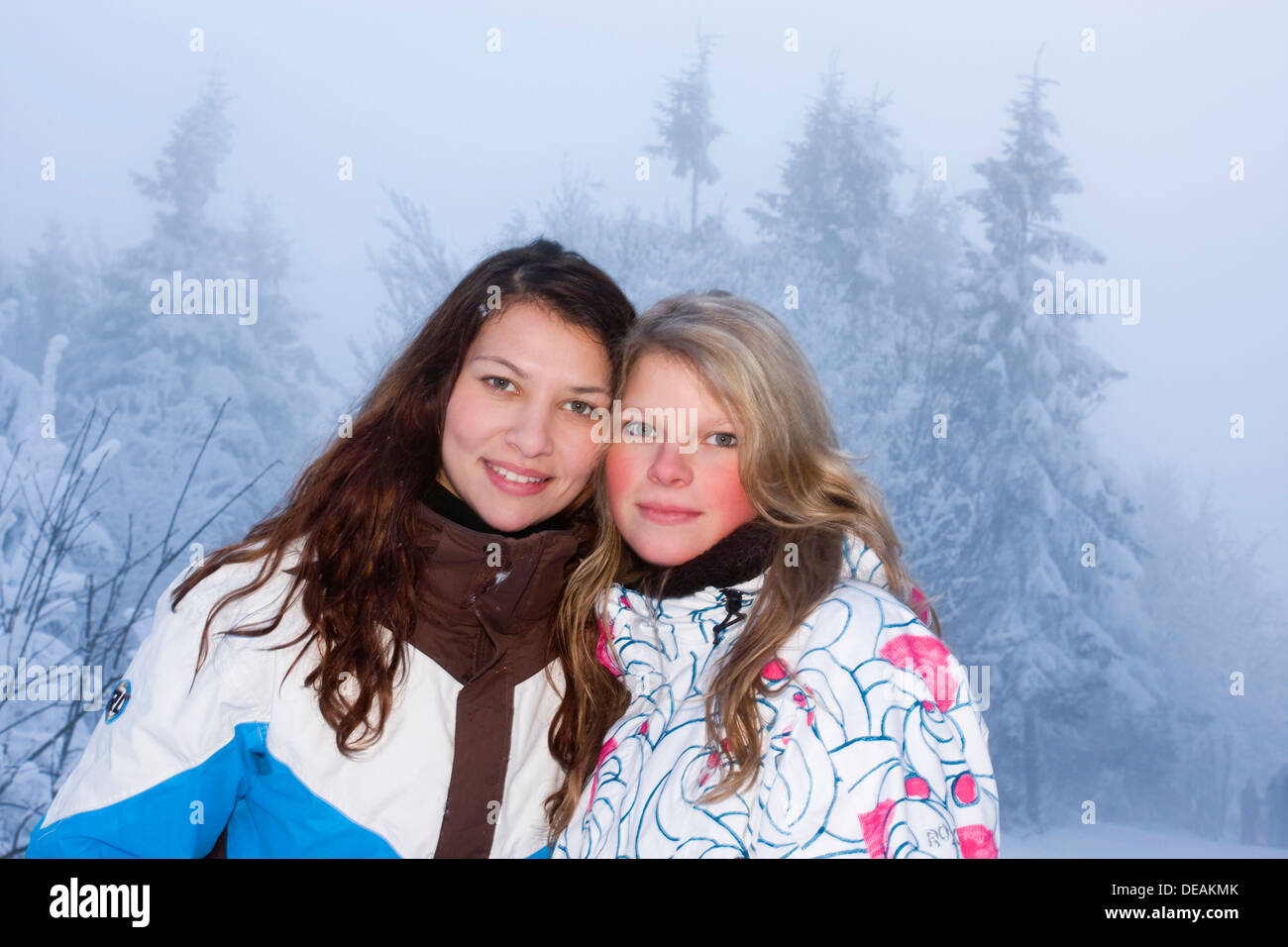 Zwei junge Frauen, 20 und 21 Jahren, im winter Stockfoto