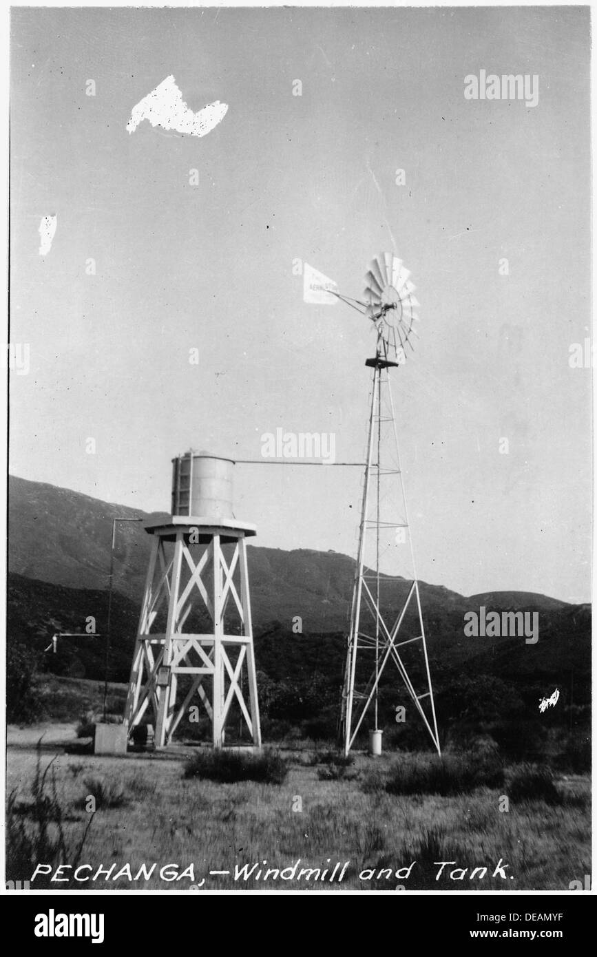 Dieses Bild zeigt eine Windmühle und einen Wassertank auf dem Pechanga Reservat, die die Nutzung von Windkraft und Wasserspeicher für lokale landwirtschaftliche und private Bedürfnisse verdeutlichen. Stockfoto