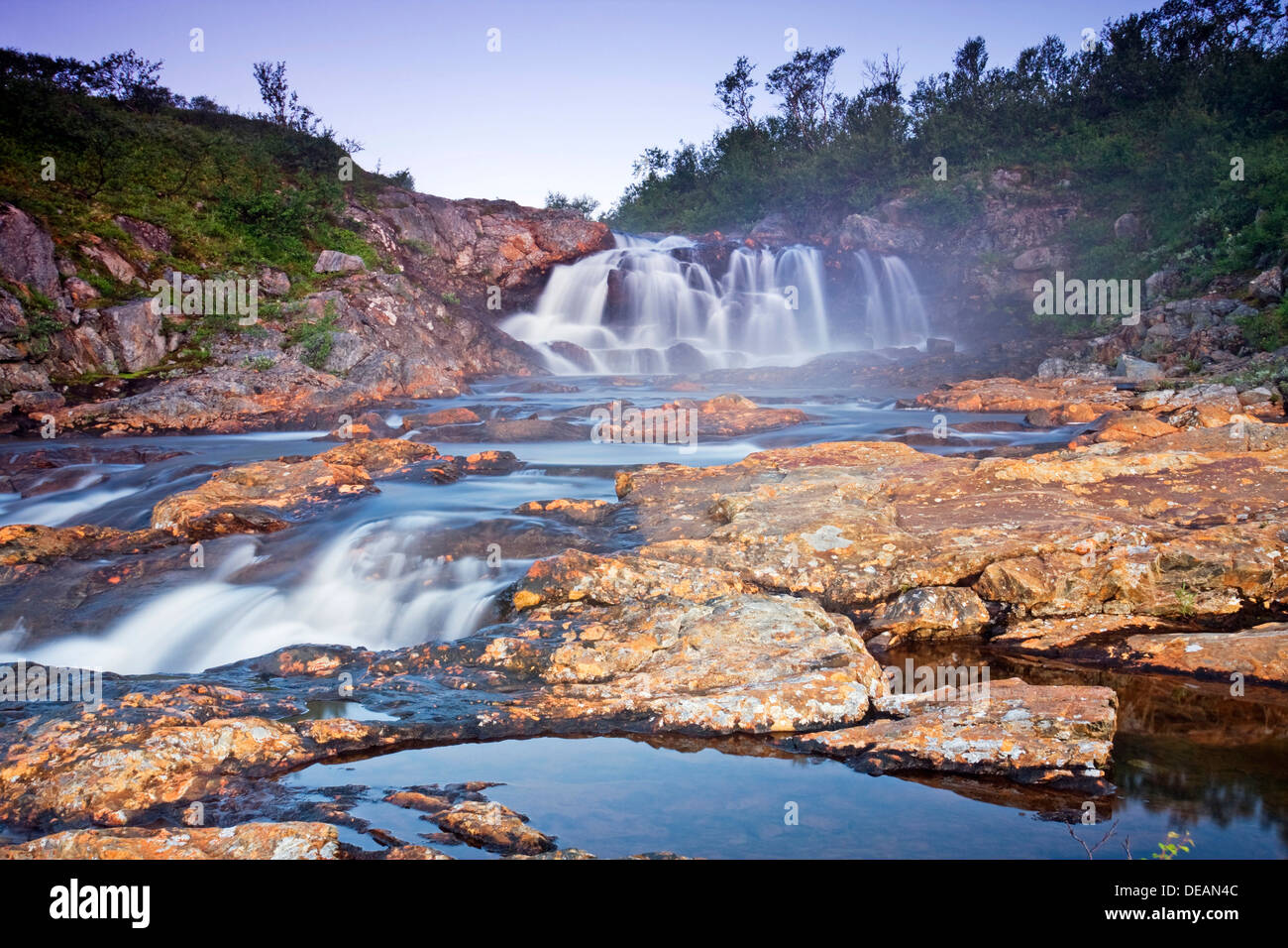 Tverrelva Fluss mit Wasserfall unter Litlklepptjørna oder Litlklepptjoerna See, Skarvan und Roltdalen National Park, Skarvan og Stockfoto