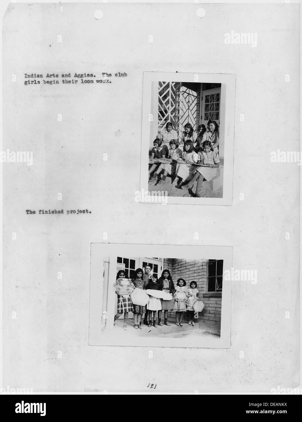 Diese Fotografien zeigen Mädchen, die sich in der indischen Kunst engagieren, und Aggies arbeiten an der Walker River School in Nevada und zeigen traditionelle Handwerkskunst und landwirtschaftliche Fertigkeiten, die an der Schule gelehrt wurden. Stockfoto