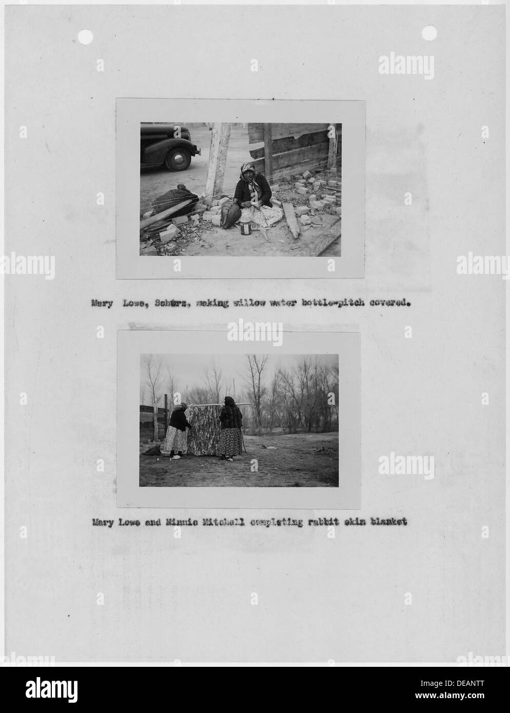 Diese Serie von Fotografien aus der Carson Agency Annual zeigt Frauen, die traditionelle Weidenwasserflaschen und Kaninchenhautdecken herstellen. Diese Handwerke spiegeln das kulturelle Erbe und die Fertigkeiten wider, die über Generationen weitergegeben wurden. Stockfoto