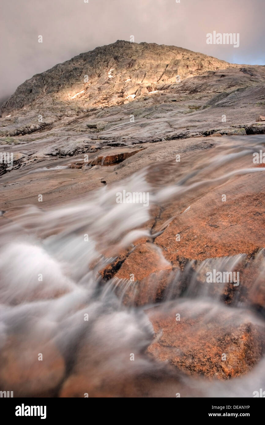 Stream bei Rago Massiv im Rago Nationalpark, Nordland Grafschaft, Norwegen, Skandinavien, Europa Stockfoto