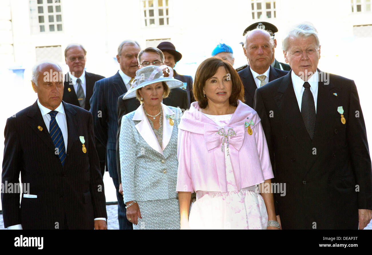 Islands President Olafur Ragnar Grimsson (R), seine Frau Dorrit Moussaieff (C), Königin Sonja von Norwegen (2ndL-R), König Olaf von Norwegen (2ndR) und andere Gäste besuchen das Te Deum Dankgottesdienst in der königlichen Kapelle in den königlichen Palast, Stockholm, Schweden, 15. September 2013 zum 40. Jahrestag der schwedische König auf dem Thron zu feiern. Foto: RPE / Albert Nieboer Niederlande, Stockfoto