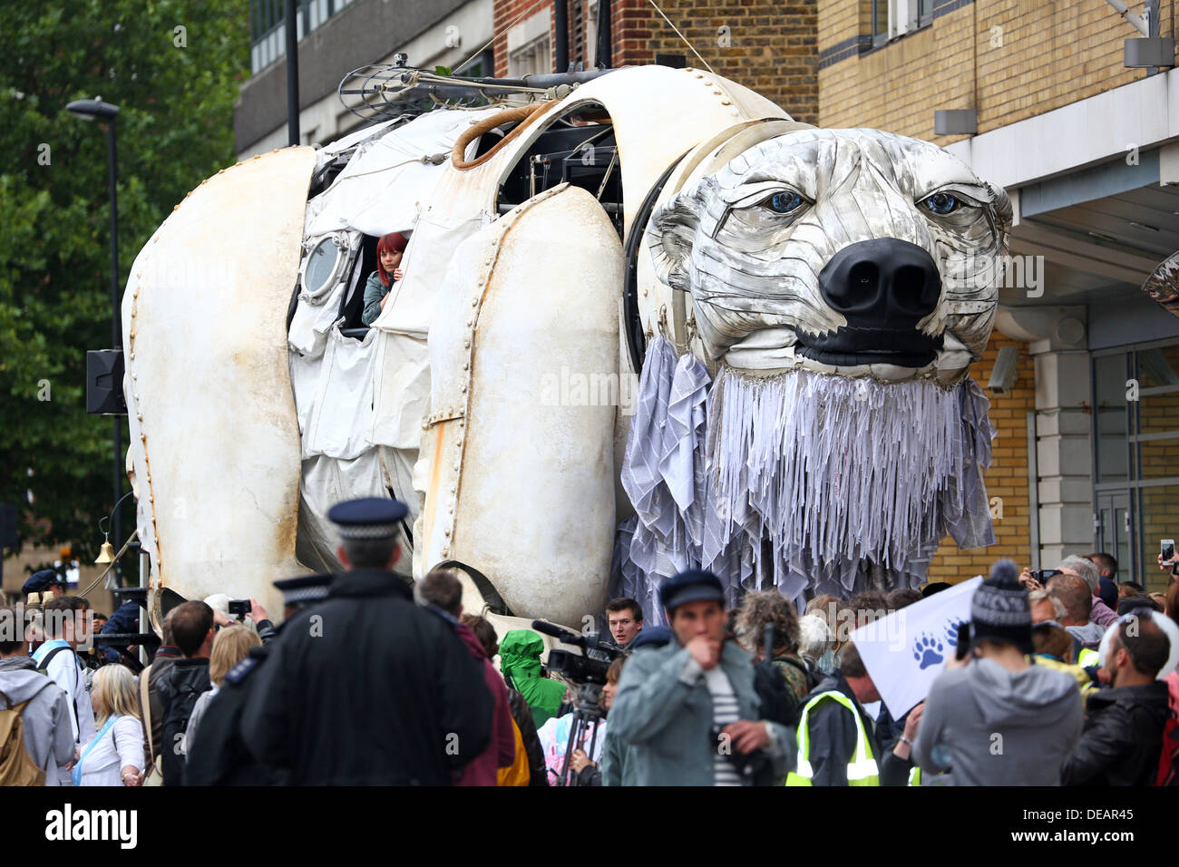 London, UK. 15. September 2013. Greenpeace Speichern der arktischen Demonstration mit Aurora der Eisbär in London Credit: Paul Brown/Alamy Live-Nachrichten Stockfoto