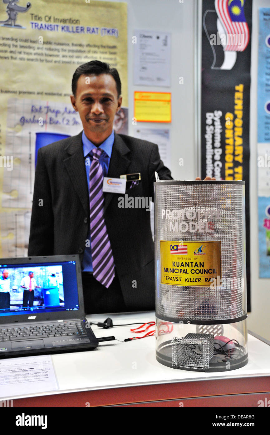 Ein malaysischer Erfinder zeigt seine kombinierte Abfalleimer/Rattenfalle am Genfer Erfindermesse 2013. Stockfoto
