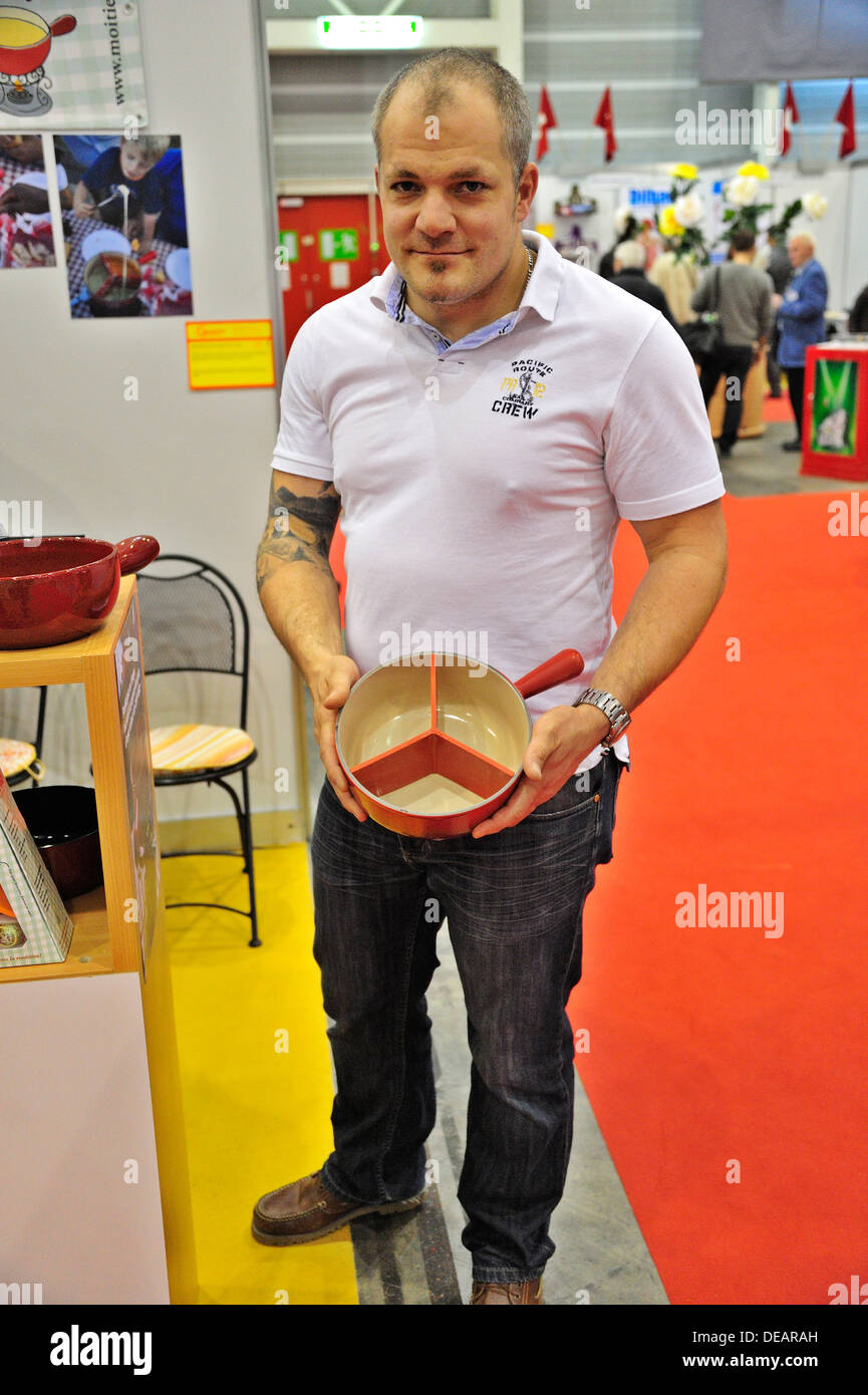 Ein Schweizer Erfinder zeigt zeigt seine Erfindung Tri-Fondue auf der Genfer Erfinder Messe 2013 Stockfoto