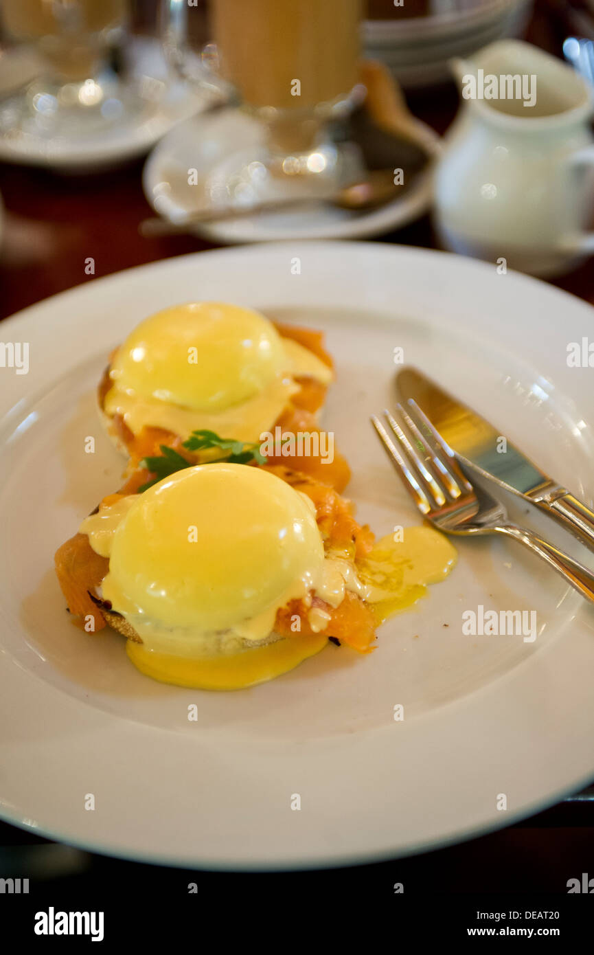 Eggs Benedict mit geräuchertem Lachs Stockfoto