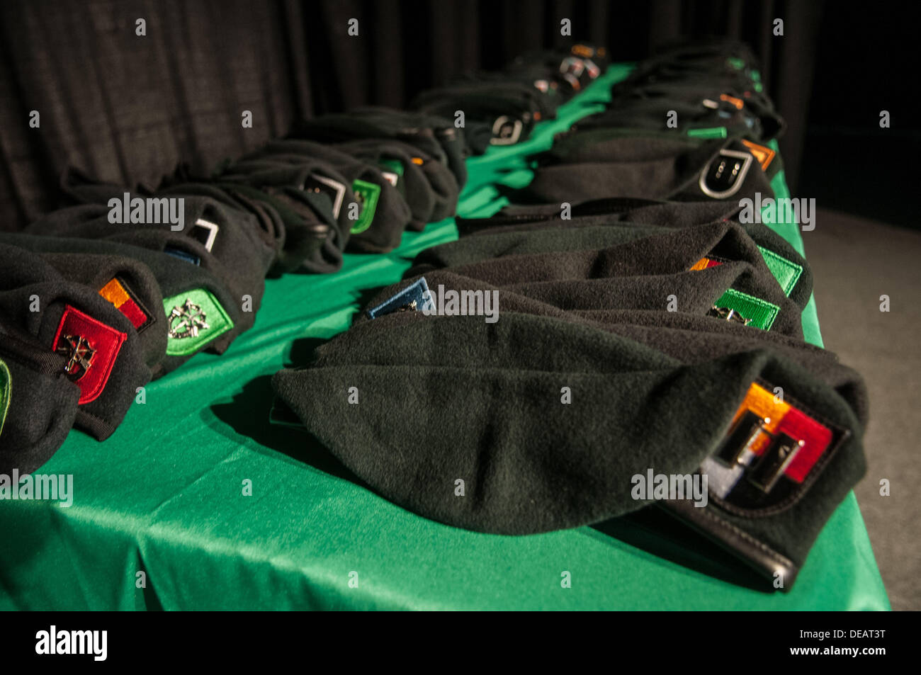 1. August 2013 - Raleigh, North Carolina, sind USA - Green Berets aufgereiht auf einem Tisch im Cumberland County Coliseum in Fayetteville, North Carolina während der US-Army Special Forces Qualifikationsstrecke Abschlussfeier, 1. August 2013. Die Soldaten der Klasse 277 hielt fast zwei Jahren intensiven Trainings, Mitglieder der Armee Elite unkonventionelle Kriegsführung Kraft werden, die auf operative Abteilung Teams auf der ganzen Welt betreiben wird. (Kredit-Bild: © Timothy L. Hale/ZUMA Wire/ZUMAPRESS.com) Stockfoto