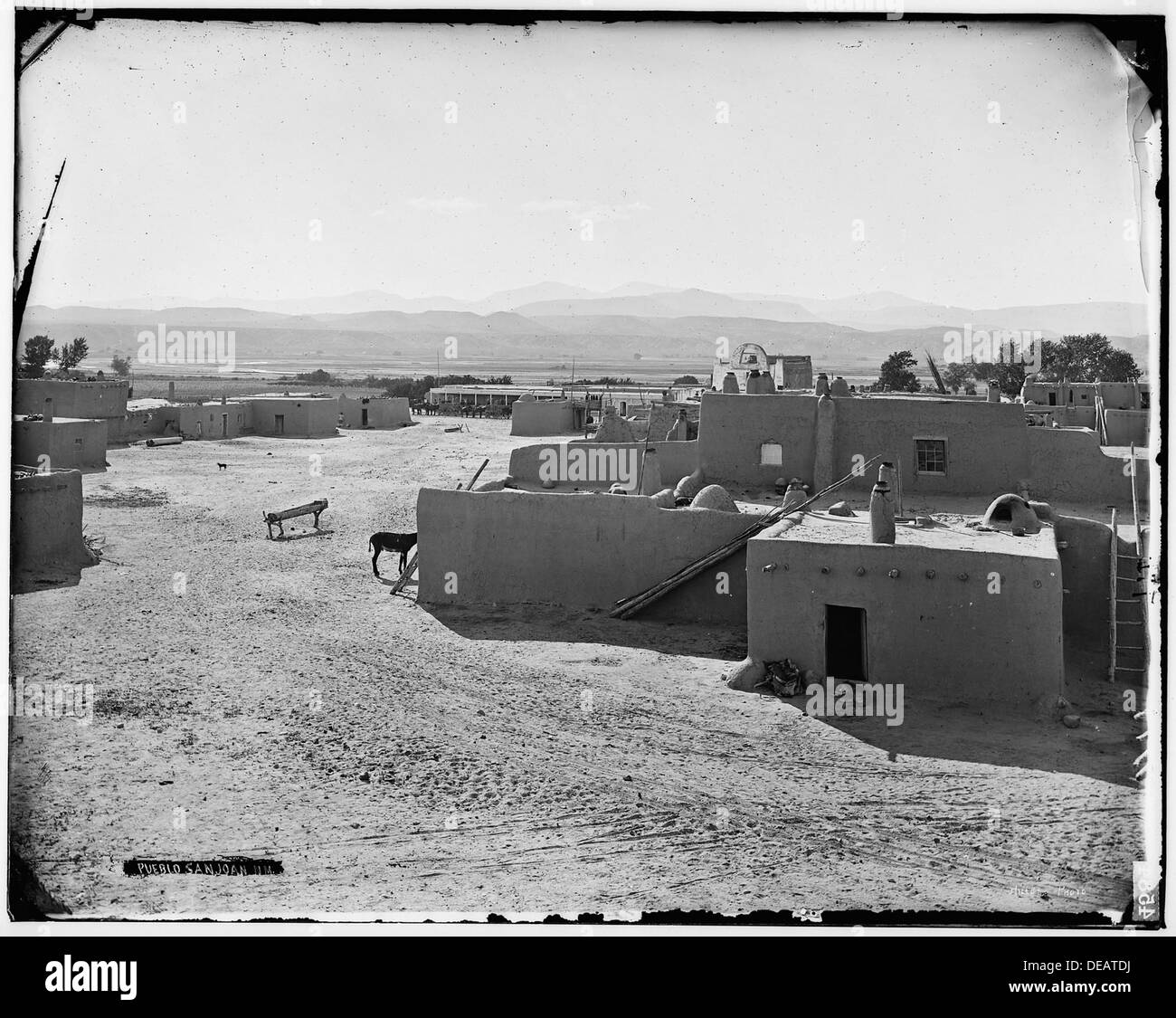 Dieses Bild zeigt ein traditionelles Pueblo in San Juan, New Mexico, das die charakteristische lehmbauweise der indigenen Gemeinschaften in der Region zeigt. Die Pueblo haben ein reiches kulturelles Erbe und ihr architektonischer Stil spiegelt ihre Anpassung an die trockene Umgebung wider. Stockfoto