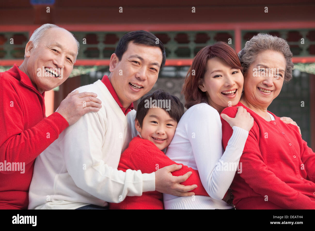 Mehr-Generationen-Familie in traditionellen chinesischen Hof ...