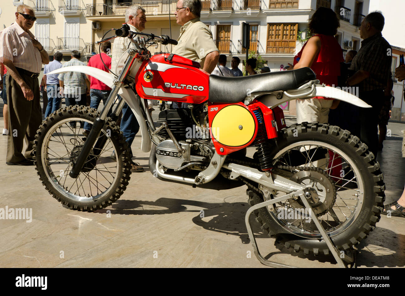 Bultaco 370 klassisches Motorrad auf dem Display bei einem Oldtimer Motorrad-treffen in Münze Andalusien, Spanien. Stockfoto