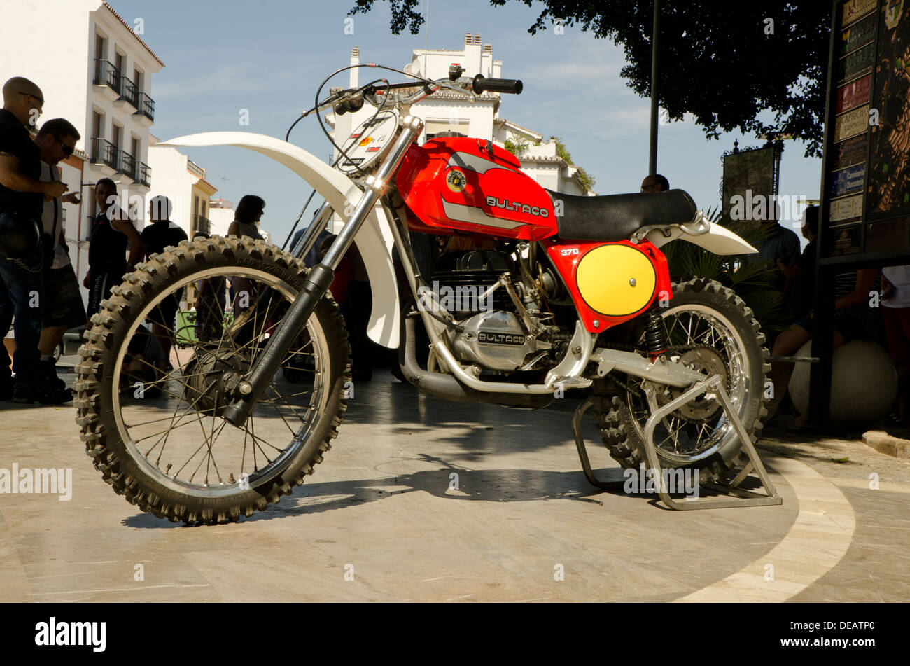 Bultaco 370 klassisches Motorrad auf dem Display bei einem Oldtimer Motorrad-treffen in Münze Andalusien, Spanien. Stockfoto