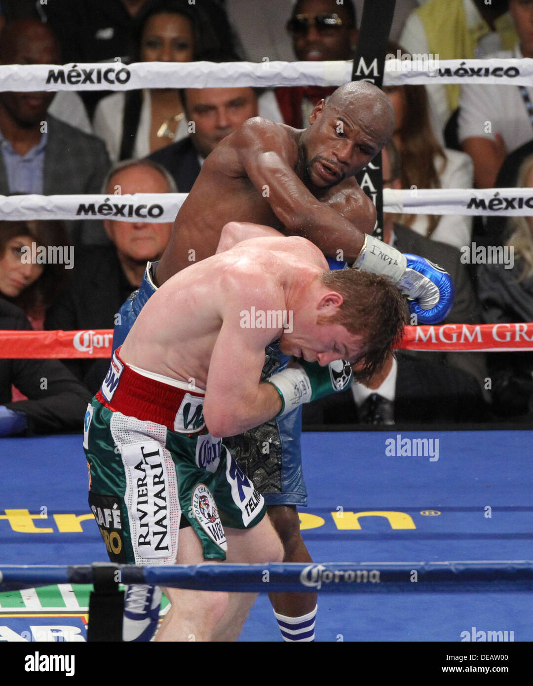 Las Vegas, Nevada, USA. 15. September 2013. FLOYD "MONEY" MAYWEATHER JR. (schwarze & blau Stämme) nimmt auf SAUL "CANELO" ALVAREZ (rote, weiße & grüne Stämme) zum Kampf für die Super Weltergewicht World Championship am Samstagabend in der MGM Grand Garden Arena in Las Vegas. Mayweather gewann den Titel durch Mehrheitsbeschluss. Bildnachweis: Craig Durling/ZUMAPRESS.com/Alamy Live-Nachrichten Stockfoto