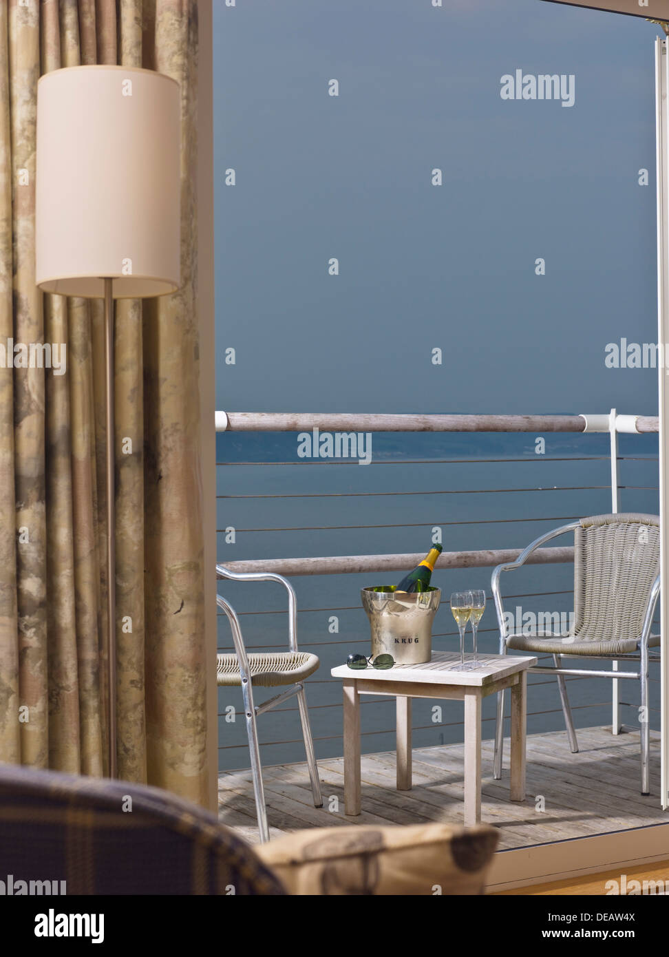 Champagner und Gläser im St.Brides Spa Hotel, Saundersfoot, Pembrokeshire, Wales, UK Stockfoto