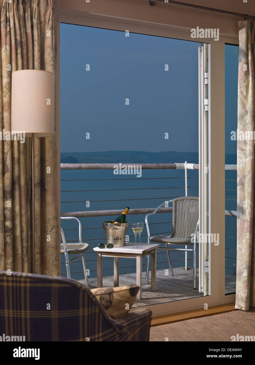 Champagner und Gläser im St.Brides Spa Hotel, Saundersfoot, Pembrokeshire, Wales, UK Stockfoto