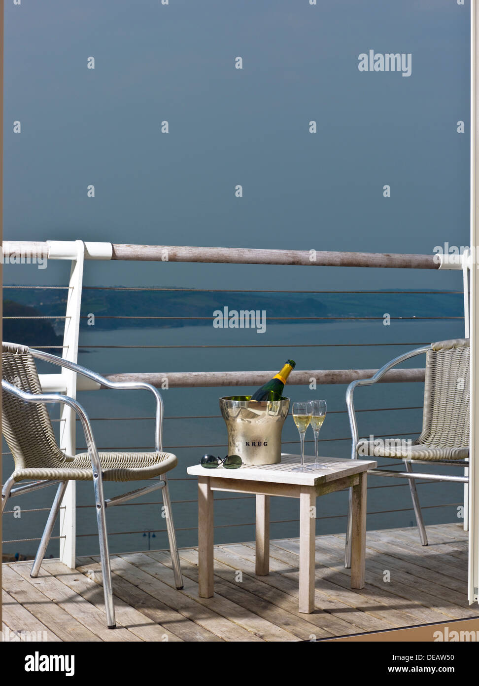 Champagner und Gläser im St.Brides Spa Hotel, Saundersfoot, Pembrokeshire, Wales, UK Stockfoto