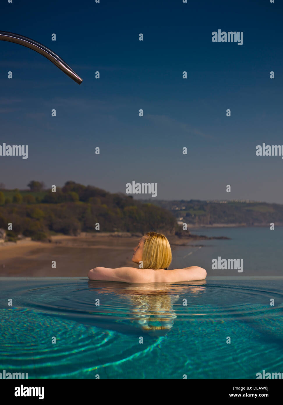 Frau entspannend im Infinity-Pool, St.Brides Spa Hotel, Saundersfoot, Pembrokeshire, Wales, UK Stockfoto