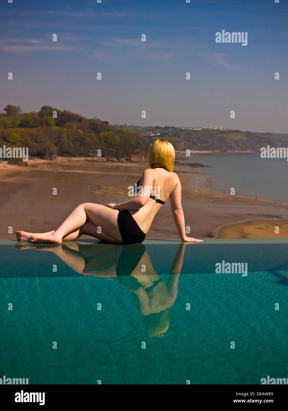 Frau entspannend im Infinity-Pool, St.Brides Spa Hotel, Saundersfoot, Pembrokeshire, Wales, UK Stockfoto