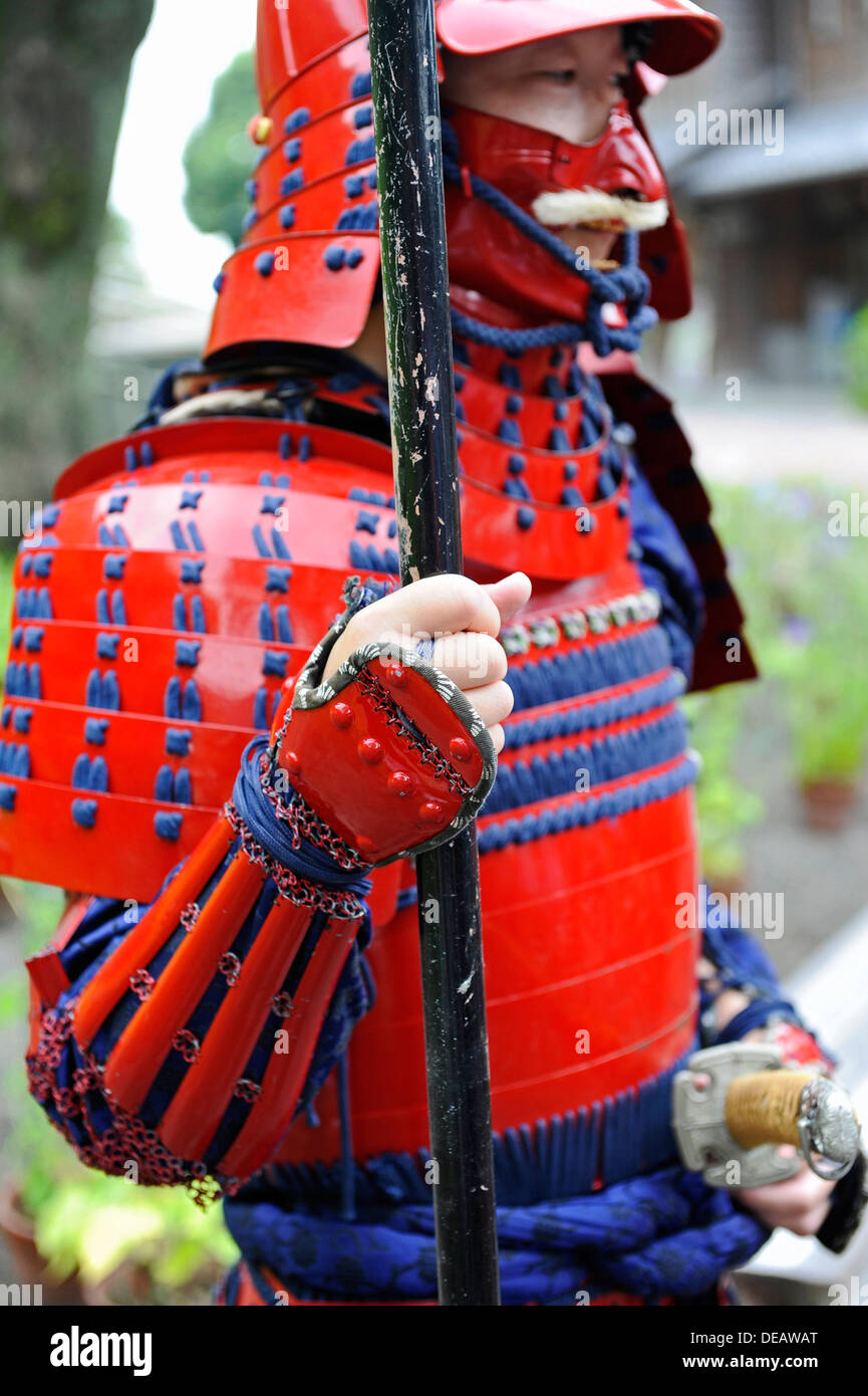 Japanisch Männchen in Samurai-Schlacht-Kleid. Stockfoto
