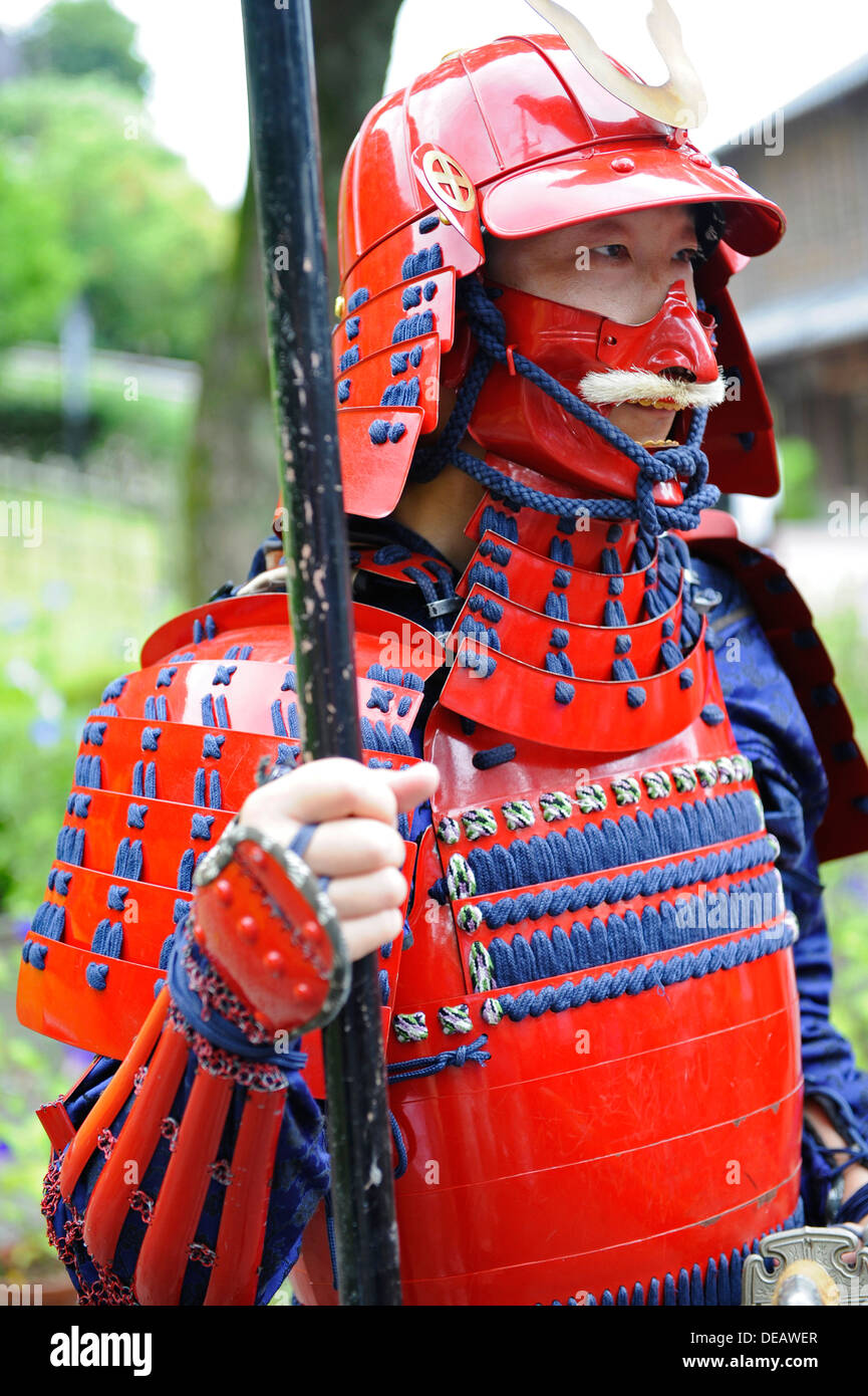 Japanisch Männchen in Samurai-Schlacht-Kleid. Stockfoto