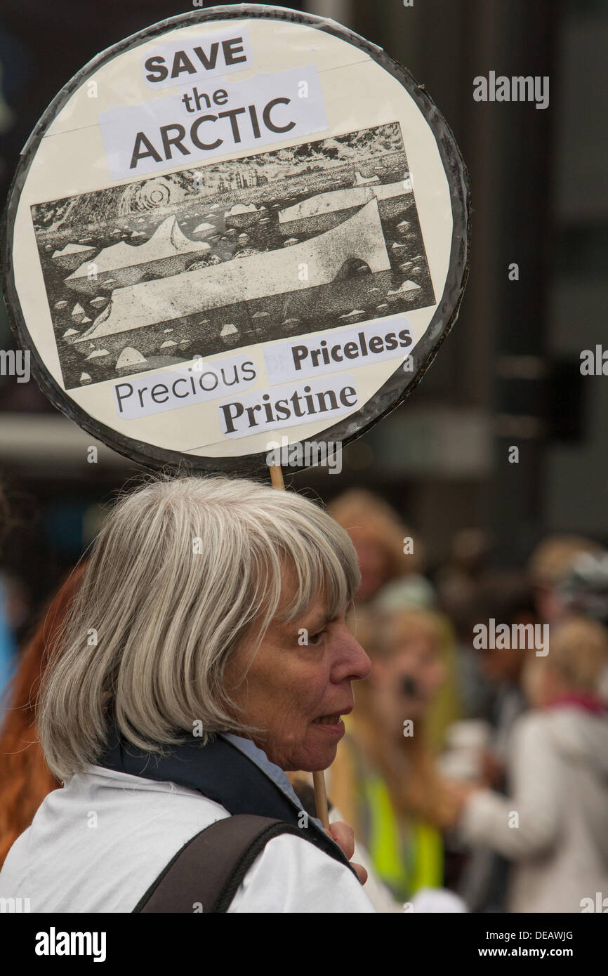 London, UK. 15. September 2013. Frau hält 'Speichern der Arktis"Plakat wie Greenpeace nehmen weltweit größte Eisbär Marionette in Parade, Shell Oil London HQ.  Bildnachweis: Martyn Wheatley/Alamy Live News Stockfoto