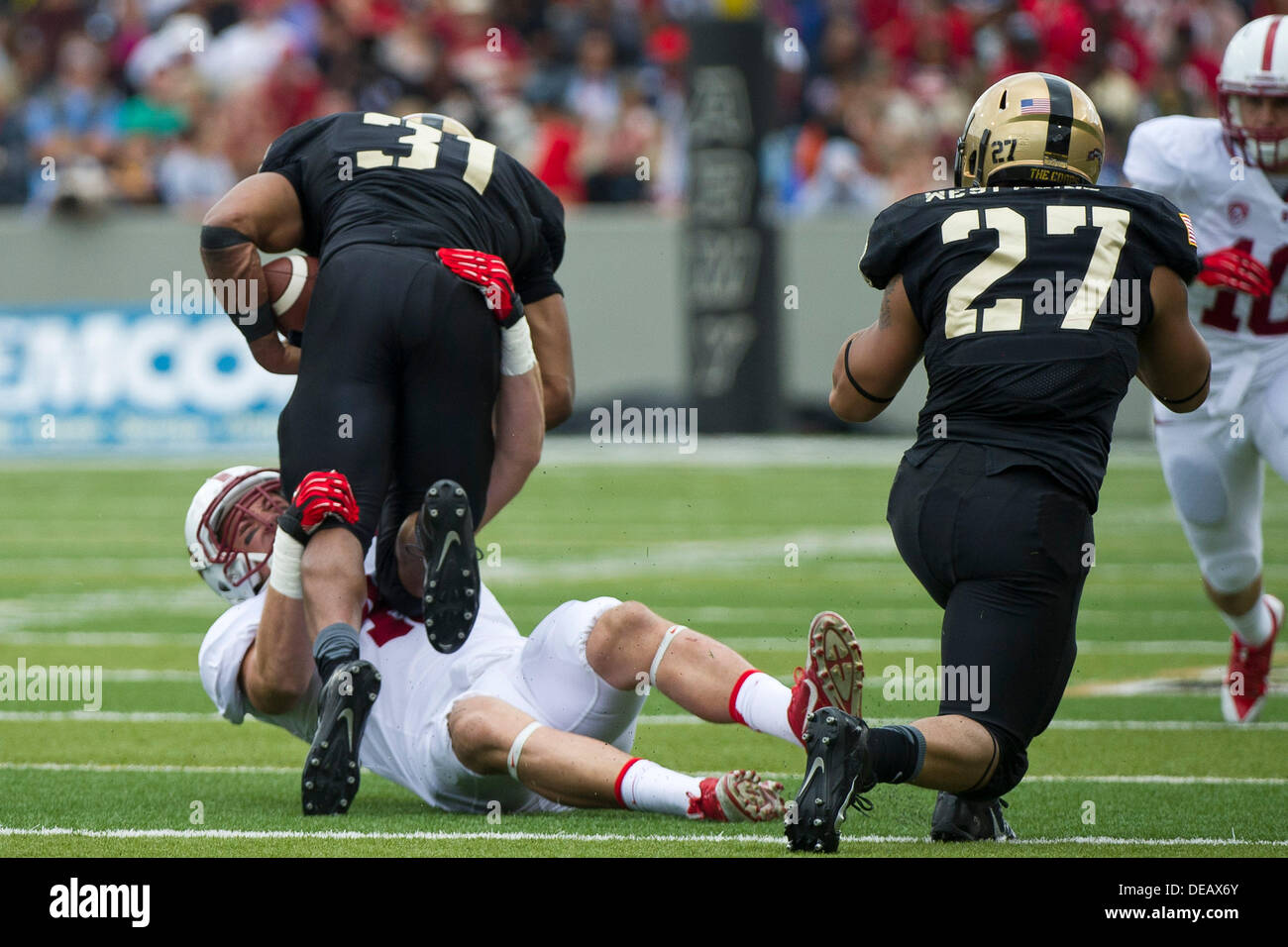 14. September 2013 - West Point, NY, USA - 14. September 2013: Stanford Cardinal Linebacker Kevin Anderson (48) befasst sich mit Army Black Knights Runningback Terry Baggett (31) während des Spiels zwischen Stanford Cardinal und Army Black Knights Michie Stadium in West Point, New York. Stanford Cardinal besiegte The Army Black Knights 34-20. Stockfoto