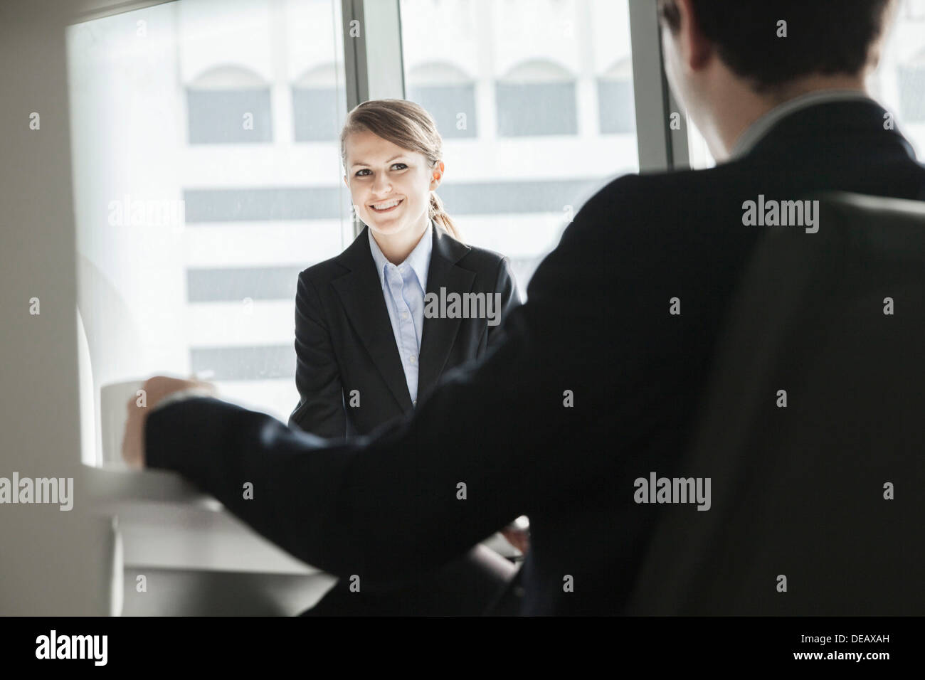 Zwei Geschäftsleute sitzen, Lächeln und sahen einander bei einem Business-meeting Stockfoto