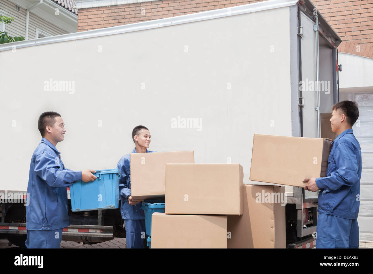 Mover entladen ein Möbelwagen, gestapelte viele Kartons Stockfoto