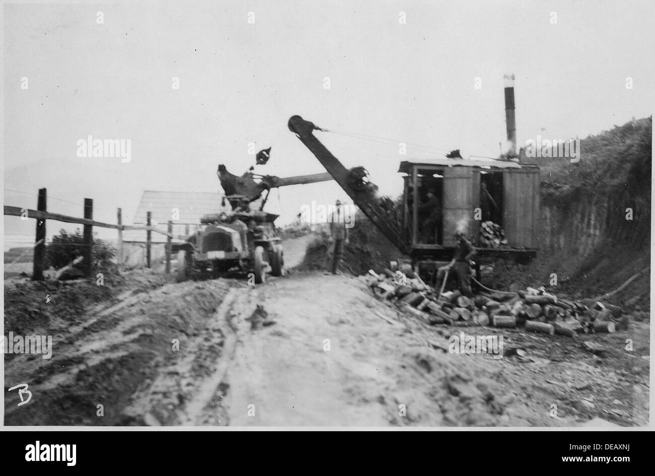 Eine kleine Drehschaufel an der Station 135 lädt Material in LKWs für Eckman Slough Fill, ein Projekt mit kostspieligen Ausrüstungen für die Landgewinnung und das Umweltmanagement. Stockfoto Eine kleine Drehschaufel an der Station 135 lädt Material in LKWs für Eckman Slough Fill, ein Projekt mit kostspieligen Ausrüstungen für die Landgewinnung und das Umweltmanagement. Stockfoto