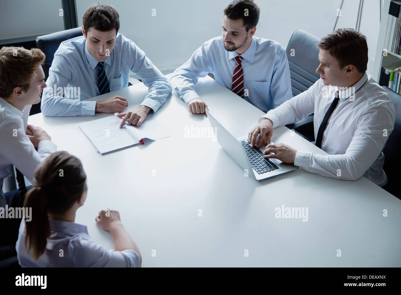 Fünf Geschäftsleute mit einem Business-Meeting am Tisch im Büro Stockfoto