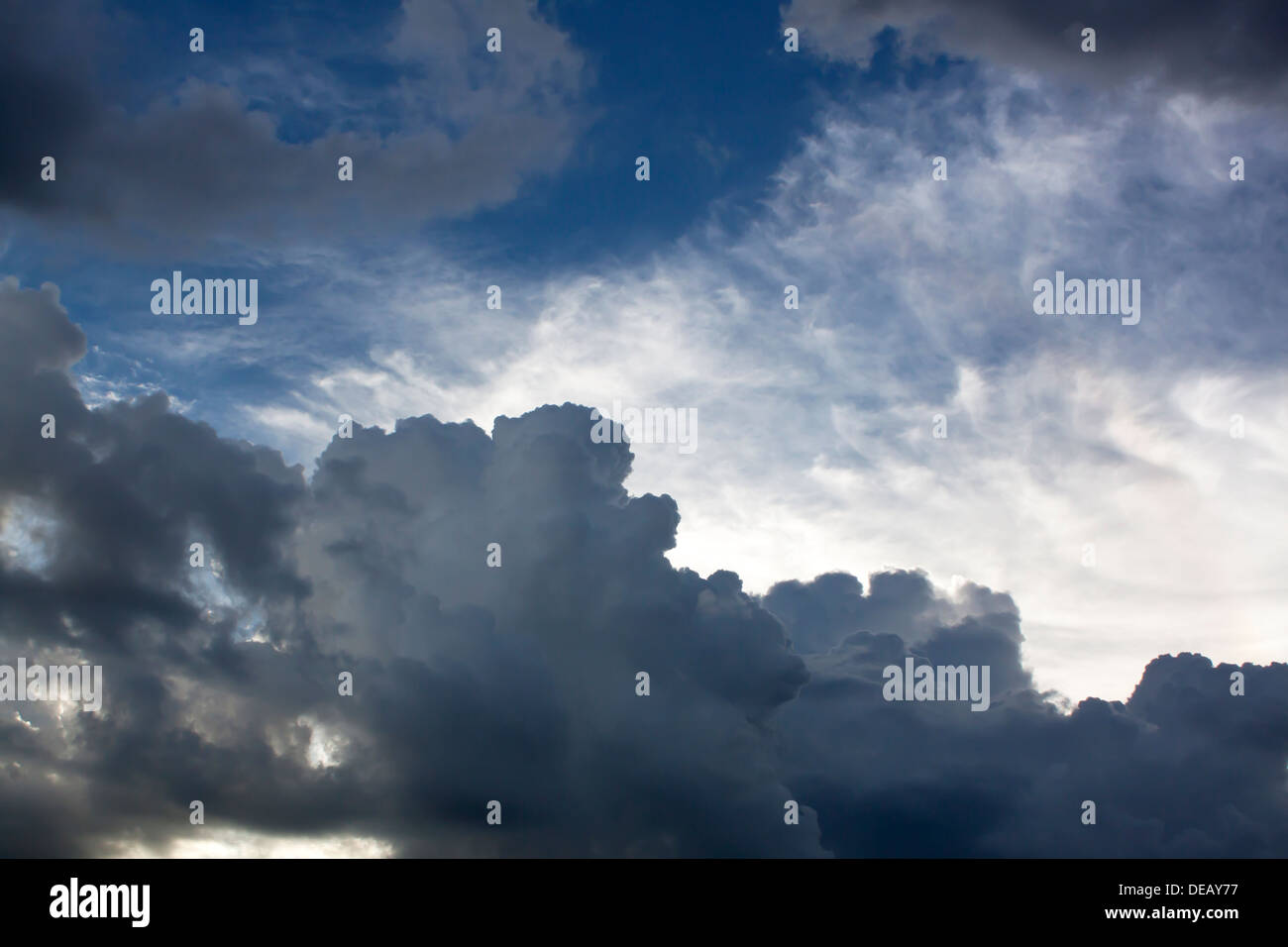 Regnerischen bewölkten Himmel vor dem Sturm-Regen. Stockfoto