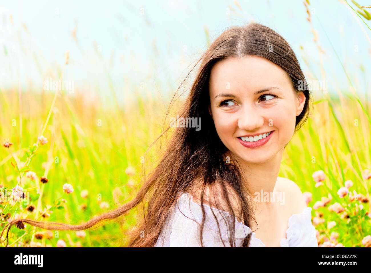 schöne junge Mädchen in einem Feld von Blumen Stockfoto