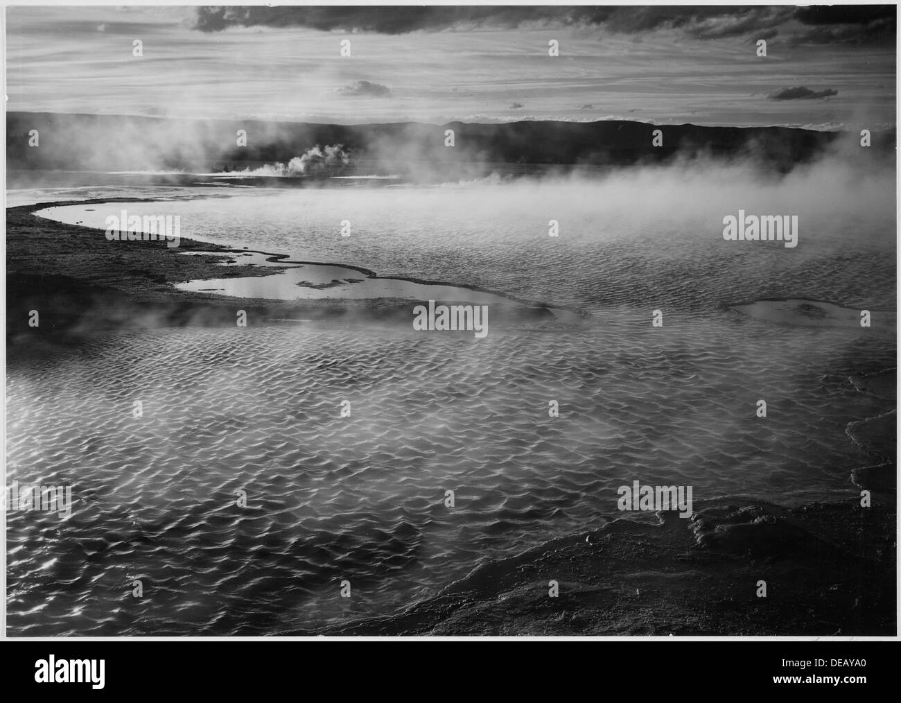 Oberfläche des Wassers stellt eine andere Textur im Pool Fountain Geysir, Yellowstone-Nationalpark, Wyoming., 1933-19 520008 Stockfoto