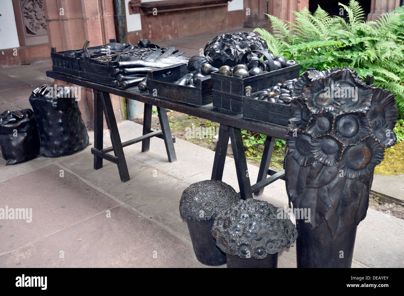 Früchte und Blumen aus Metall arbeiten im Basler Münster, Basel, Schweiz  Stockfotografie - Alamy