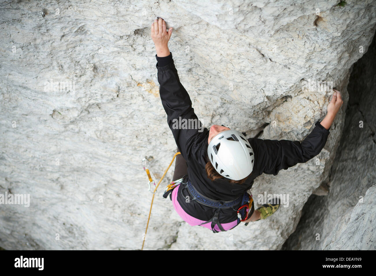 Junge weibliche Kletterer führt eine schwierige Kletterroute auf Kalkfelsen Stockfotografie Alamy