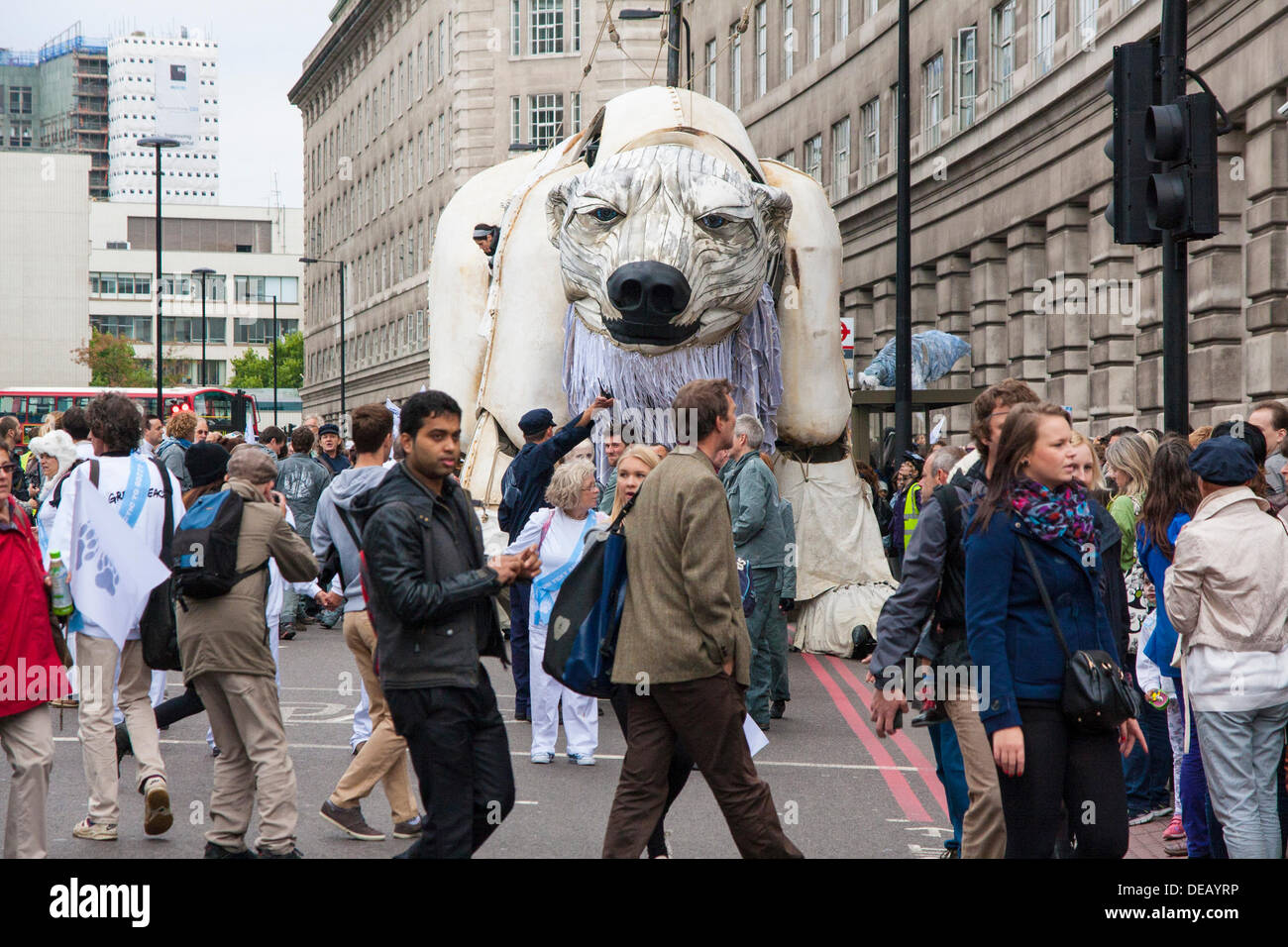 London, UK. 15. September 2013. Riesiger Eisbär Zwerge Zuschauer wie es Shell London HQ bei Greenpeace Protest gegen arktische Ölexploration nähert. Bildnachweis: Paul Davey/Alamy Live-Nachrichten Stockfoto