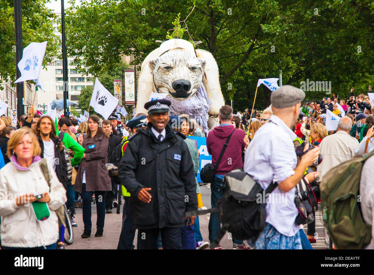 London, UK. 15. September 2013. Greenpeace riesiger Eisbär kommt bei Shell Zentrale in London als die Umweltschutzgruppe Kampagnen gegen arktische Ölexploration. Bildnachweis: Paul Davey/Alamy Live-Nachrichten Stockfoto