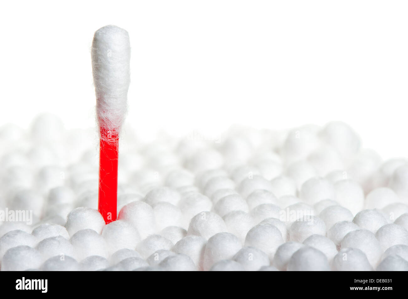 Q-Tip sticht aus der Masse der anderen auf einem weißen Hintergrund Stockfoto