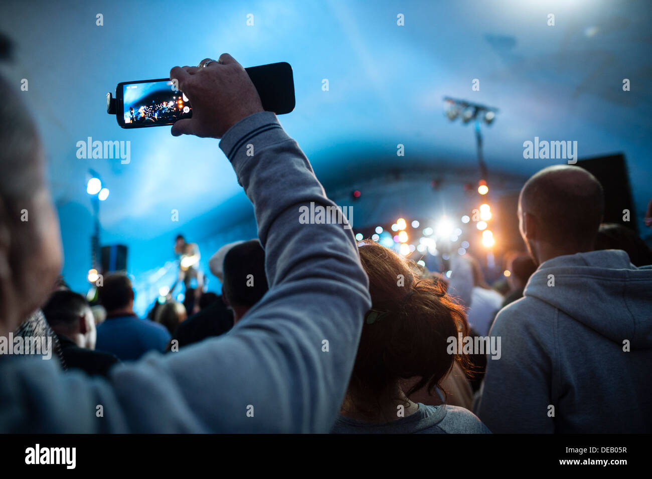 Aufnahme einer Band auf ihrem Handy auf dem großen Tribute Music Festival, August Bank Holiday Wochenende Wales UK Zuschauer Stockfoto