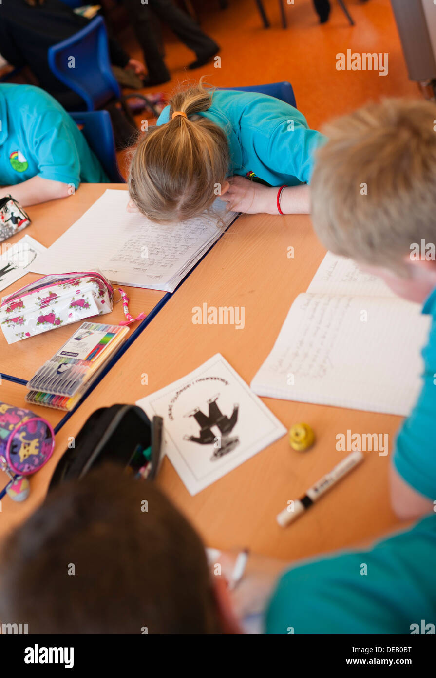 Schülerinnen und Schüler arbeiten während einer Unterrichtsstunde in einer Grundschule, Wales UK Stockfoto