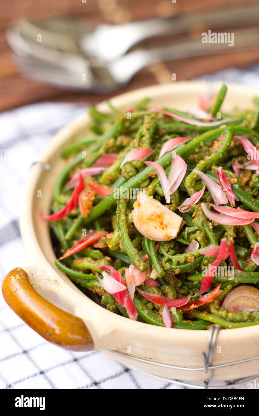 Kokosnuss dressing -Fotos und -Bildmaterial in hoher Auflösung – Alamy